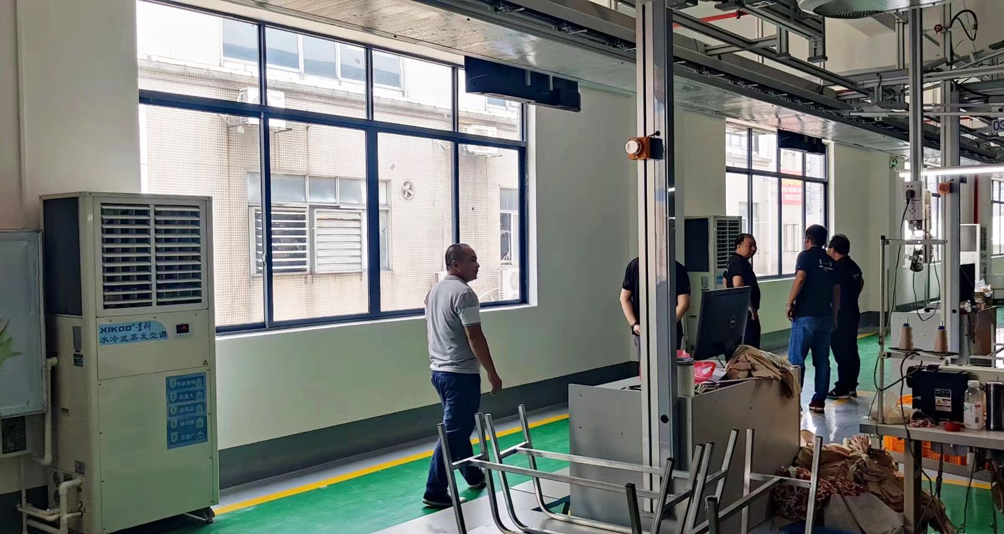 制衣廠廠房降溫工業蒸發省電空調案例.jpg 制衣廠廠房降溫工業蒸發省電空調案例.jpg